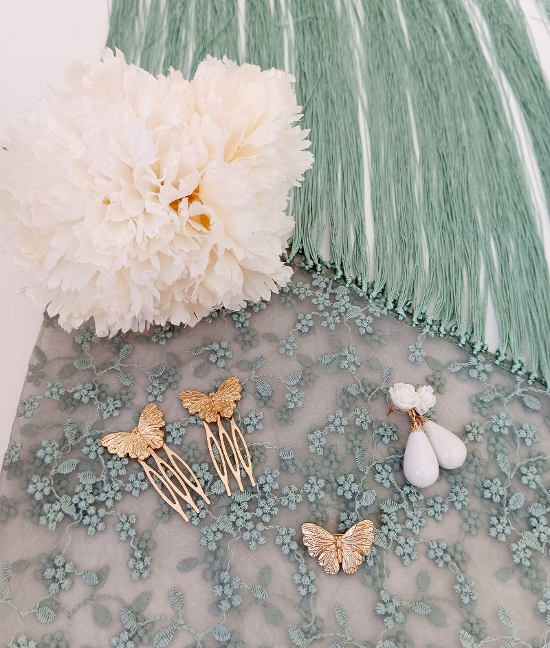 Broche flamenco en forma de mariposa dorada para niña, ideal para mantoncillos en ferias y romerías - MiBebesito