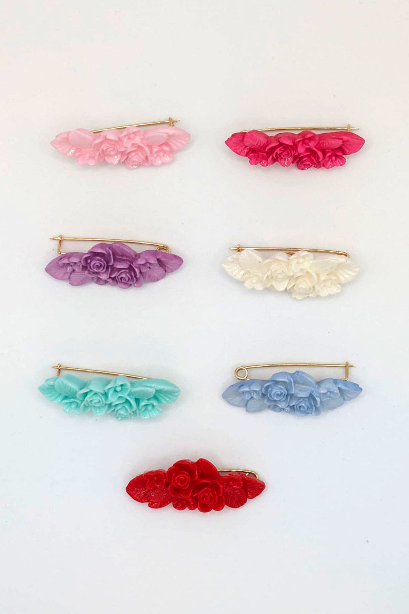Broche flamenco con mini flores para niña, ideal para mantoncillos en ferias y romerías.