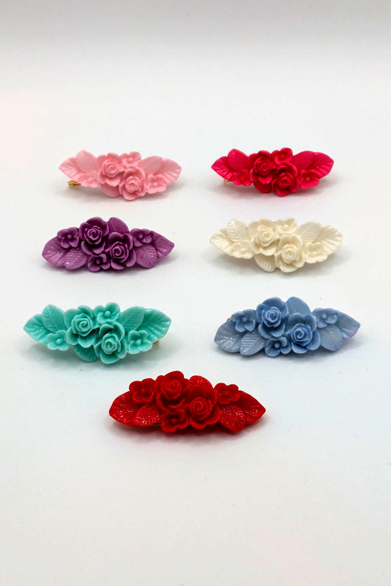 Broche flamenco con mini flores para niña, ideal para mantoncillos en ferias y romerías.