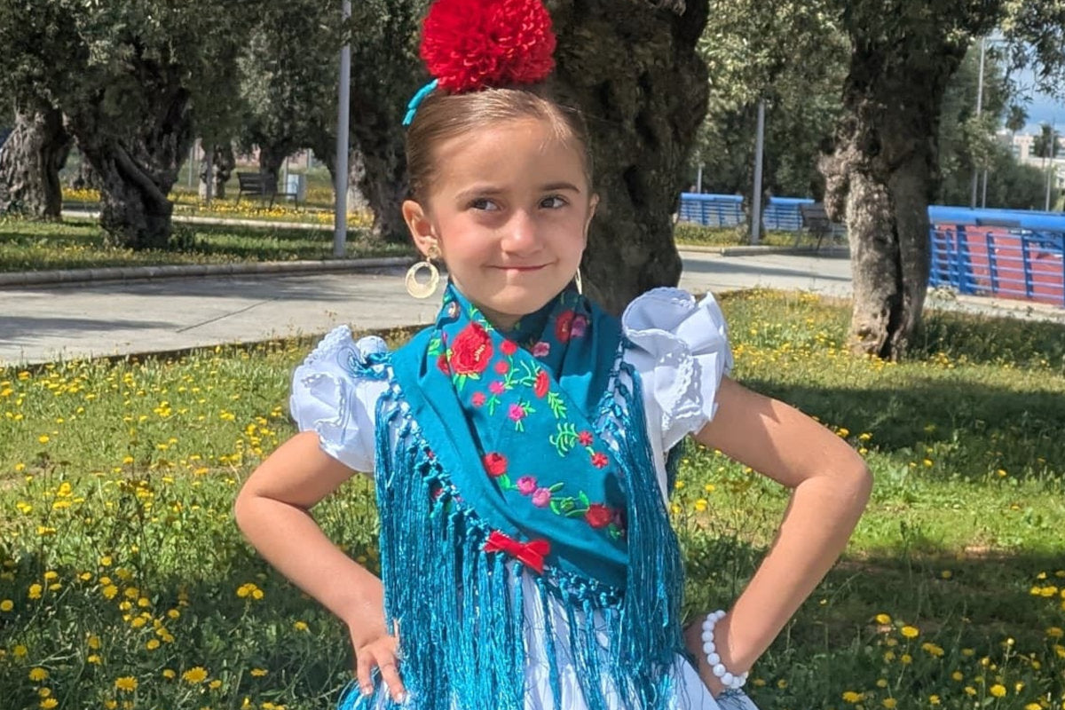 Broche de lazo en terciopelo rojo para niña, ideal para sujetar el mantoncillo flamenco en ferias y romerías - MiBebesito