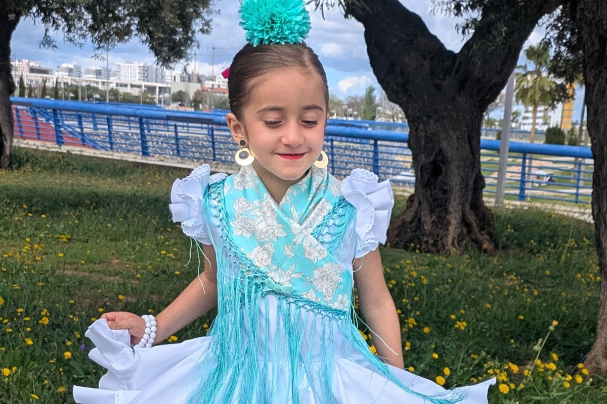 Broche de lazo en terciopelo rojo para niña, ideal para sujetar el mantoncillo flamenco en ferias y romerías - MiBebesito