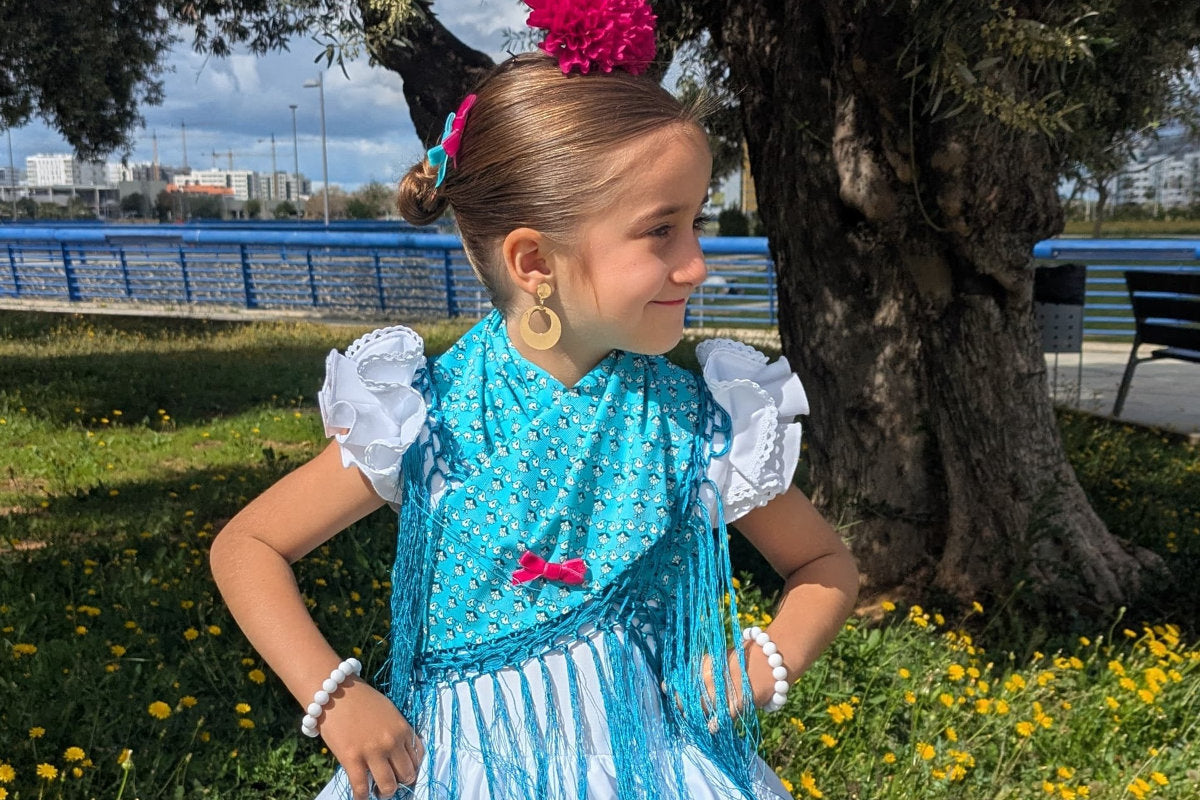 Broche de lazo en terciopelo rojo para niña, ideal para sujetar el mantoncillo flamenco en ferias y romerías - MiBebesito