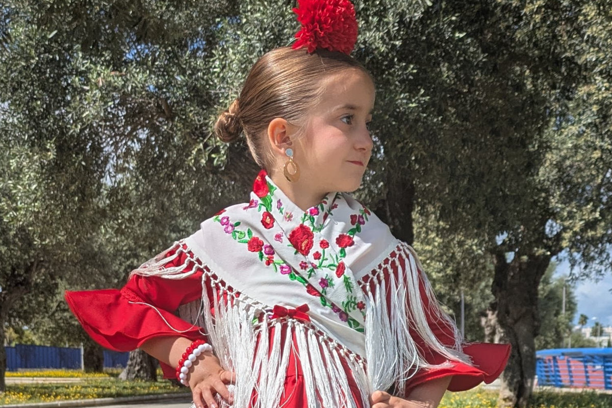 Broche de lazo en terciopelo rojo para niña, ideal para sujetar el mantoncillo flamenco en ferias y romerías - MiBebesito