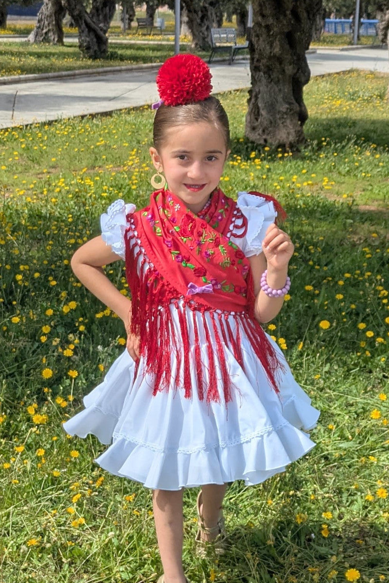 Niña con mantoncillo rojo bordado con flores y fleco corto - MiBebesito