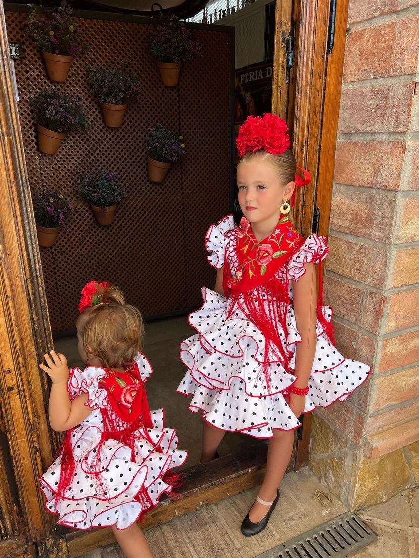 Traje de flamenca niña lunar negro repulgo rojo