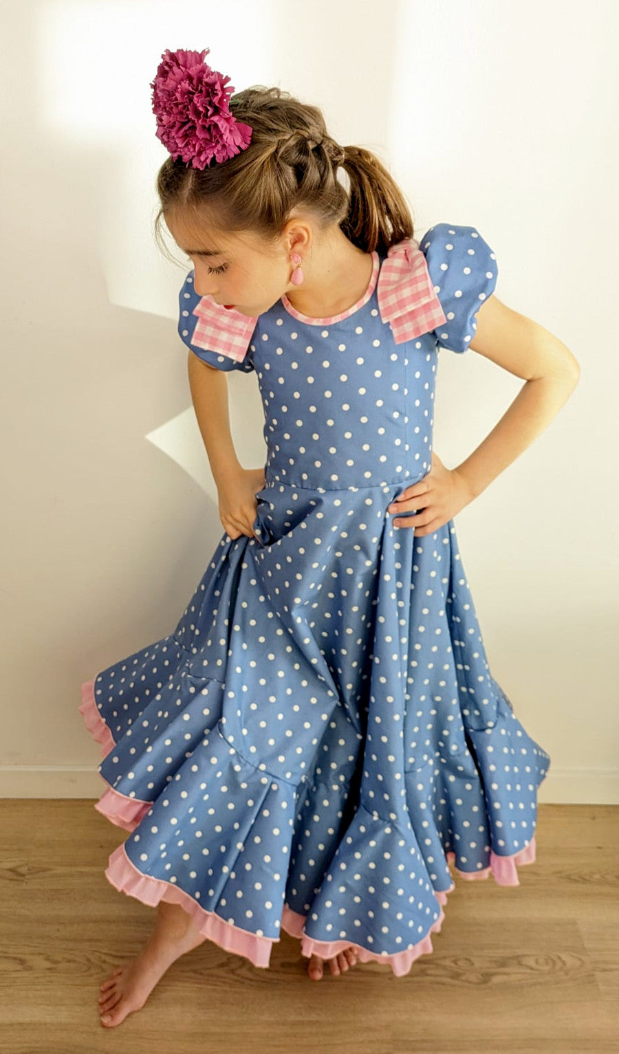 Vestido de flamenca azúl francés lunar blanco y lazos rosa MiBebesito