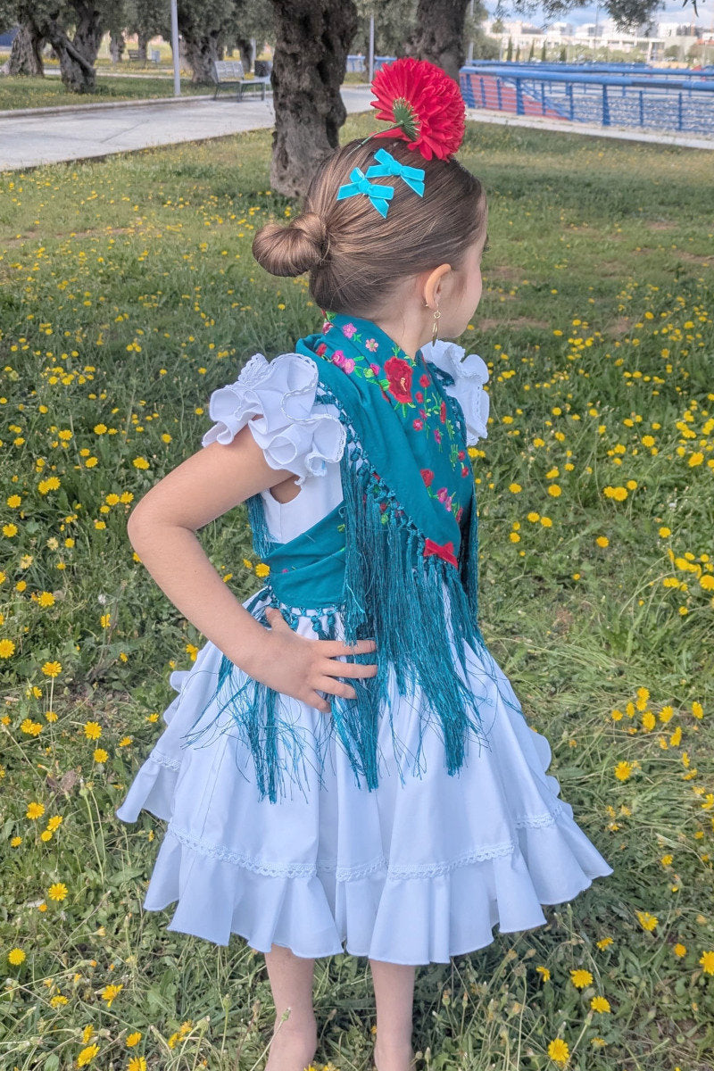 Traje de flamenca corto con falda de capa en color blanco y mantoncillo turquesa - MiBebesito