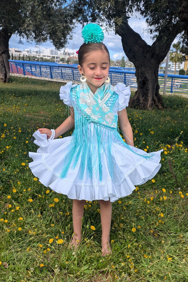 Traje de flamenca corto con falda de capa en color blanco y mantoncillo turquesa - MiBebesito