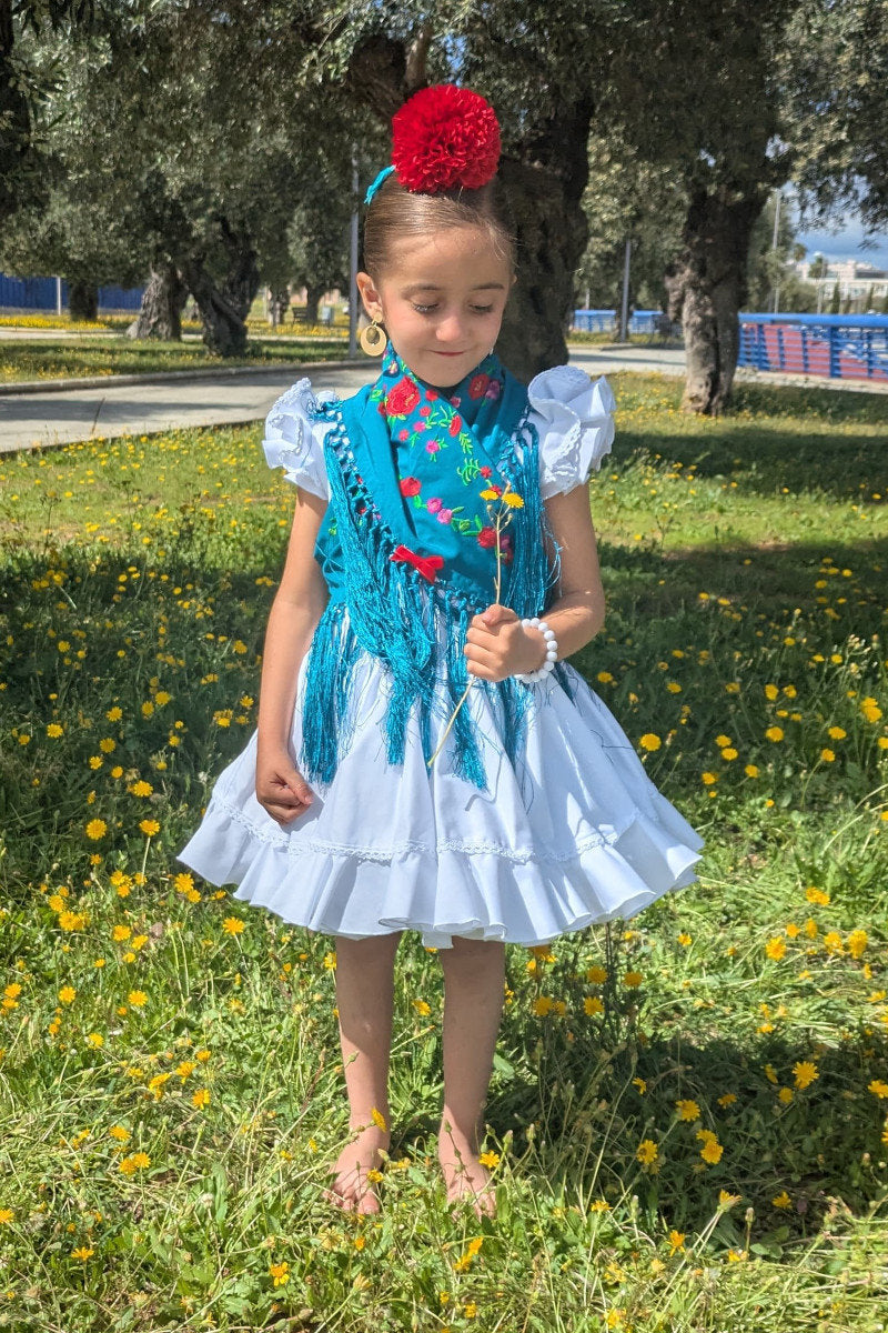 Traje de flamenca corto con falda de capa en color blanco y mantoncillo turquesa - MiBebesito