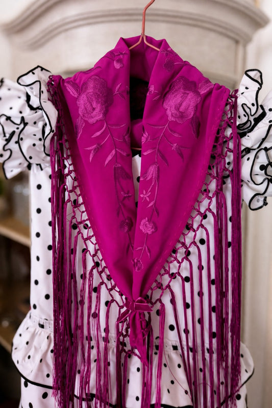 Mantoncillo bordado a tono buganvilla