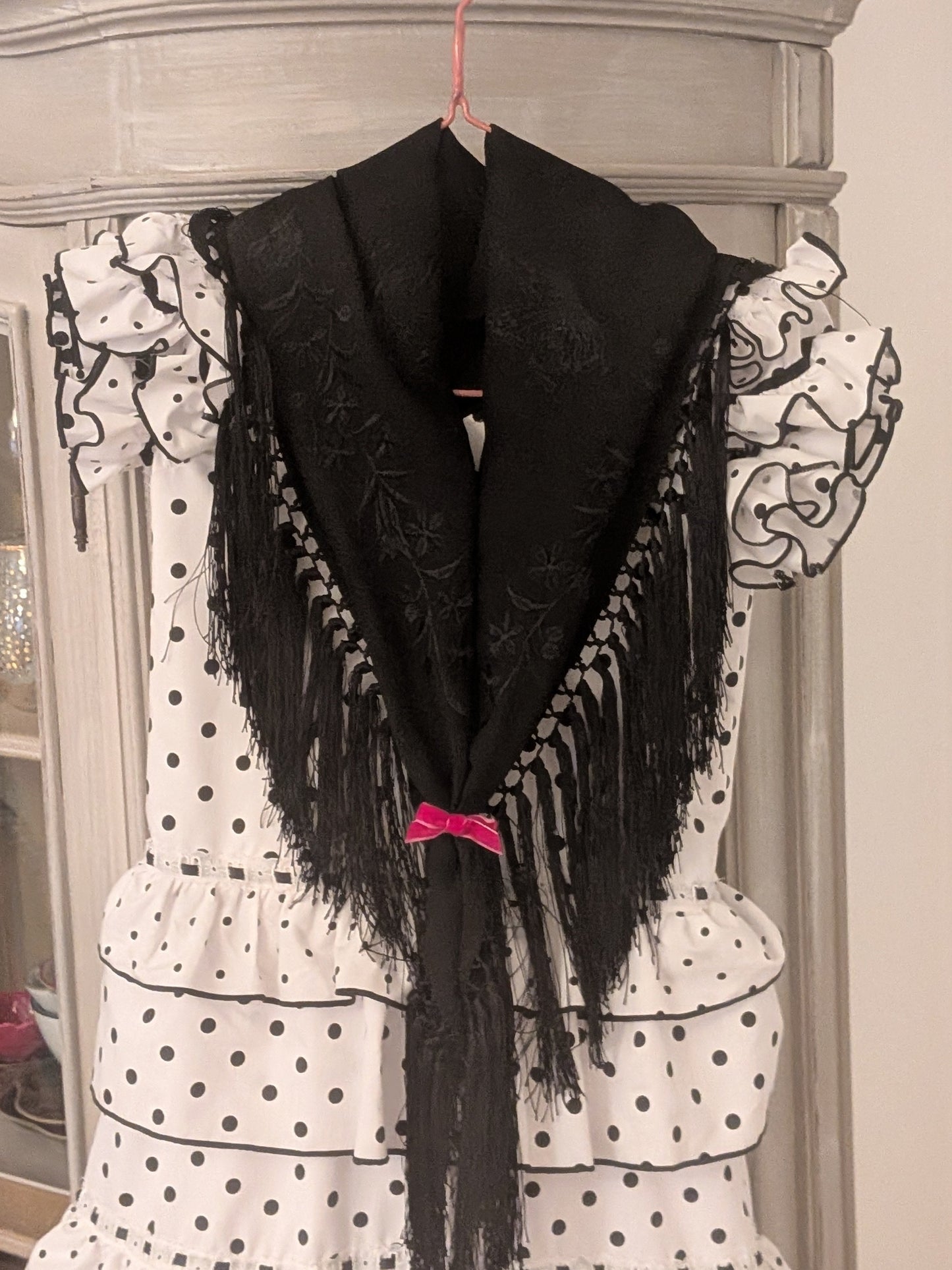 Mantoncillo Bordado negro Con mariposa Y Fleco corto