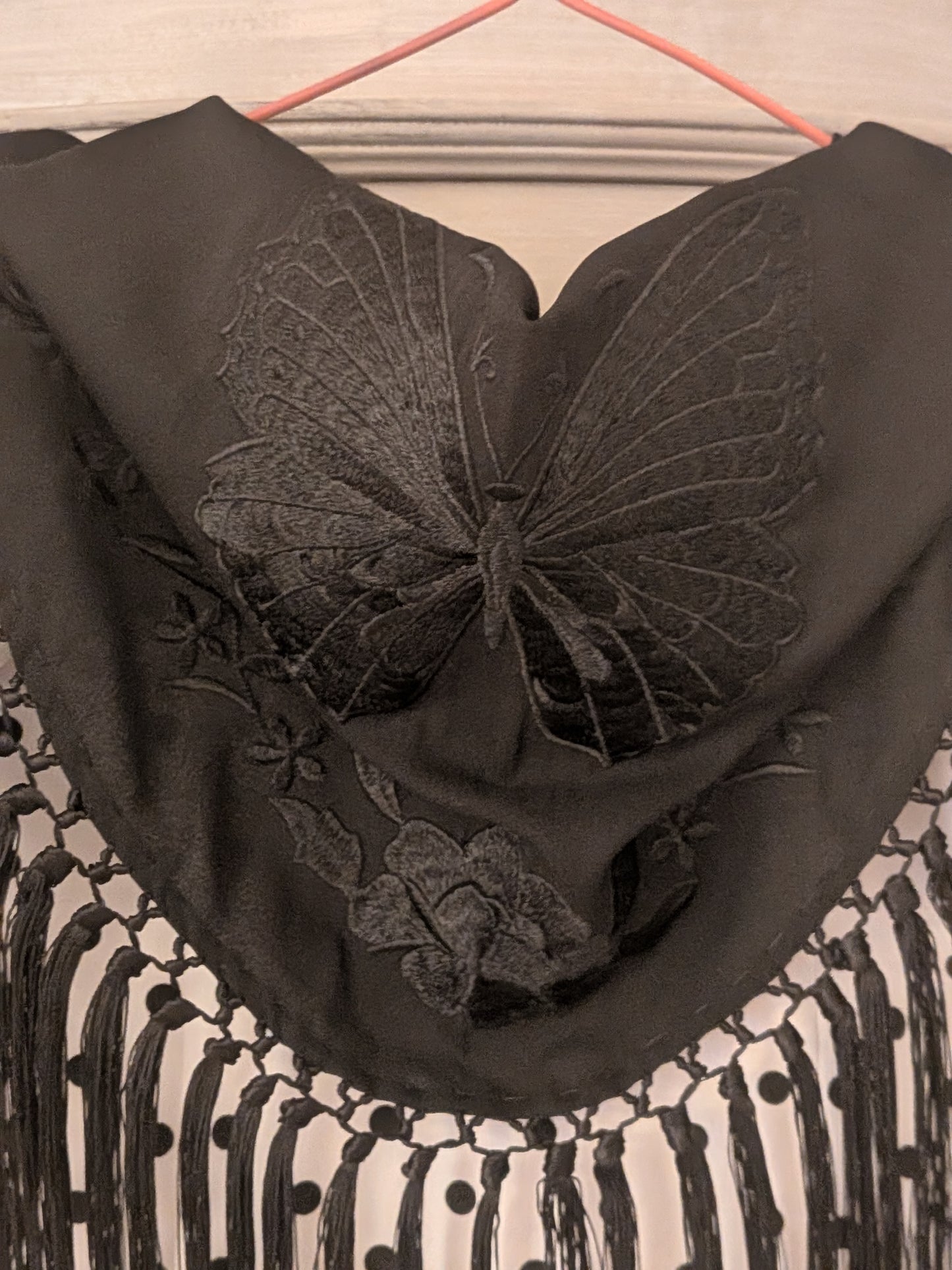 Mantoncillo Bordado negro Con mariposa Y Fleco corto