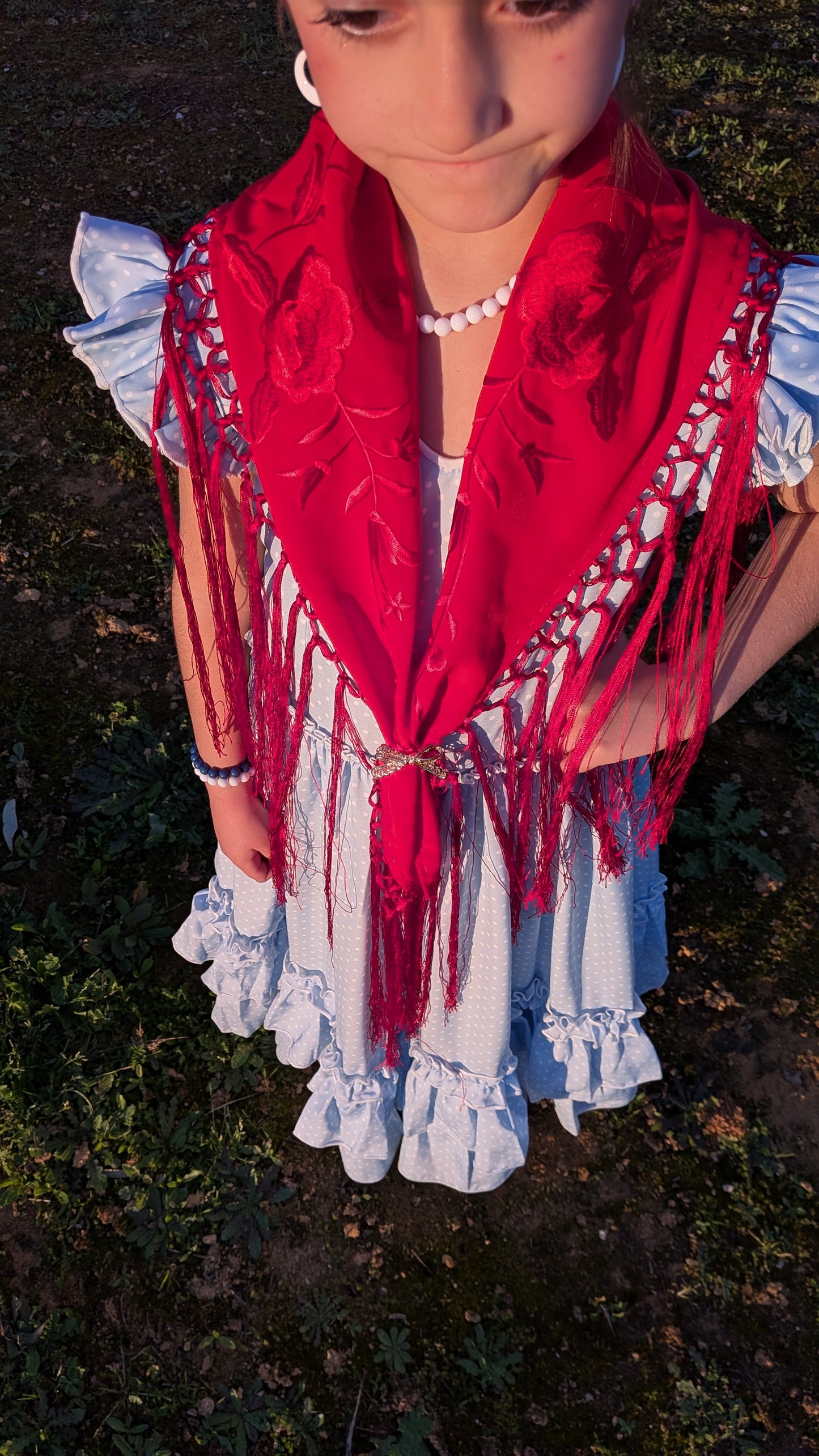 Mantoncillo bordado a tono rojo