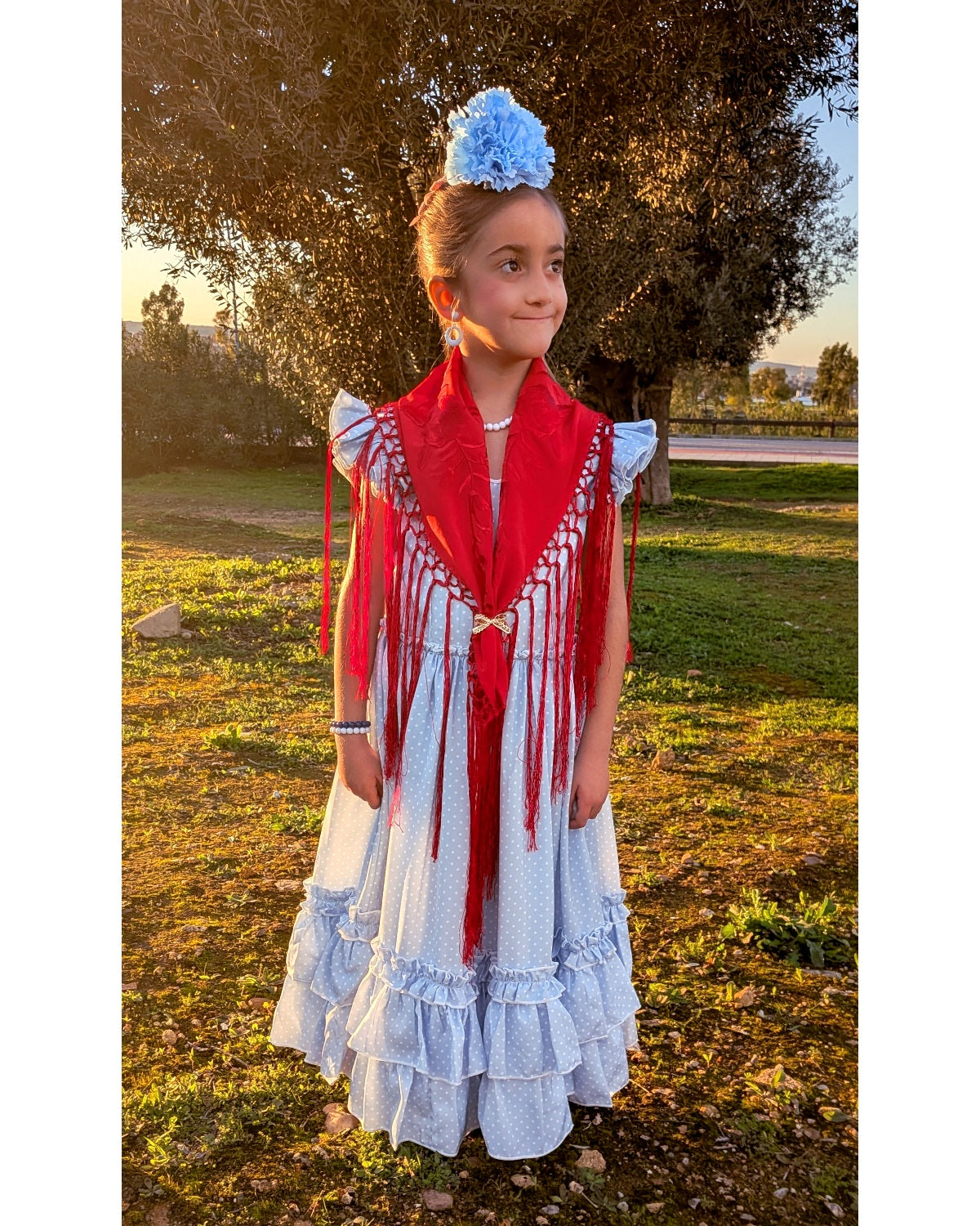 Vestido flamenca largo niña celeste con lunar blanco y mantoncillo rojo - MiBebesito