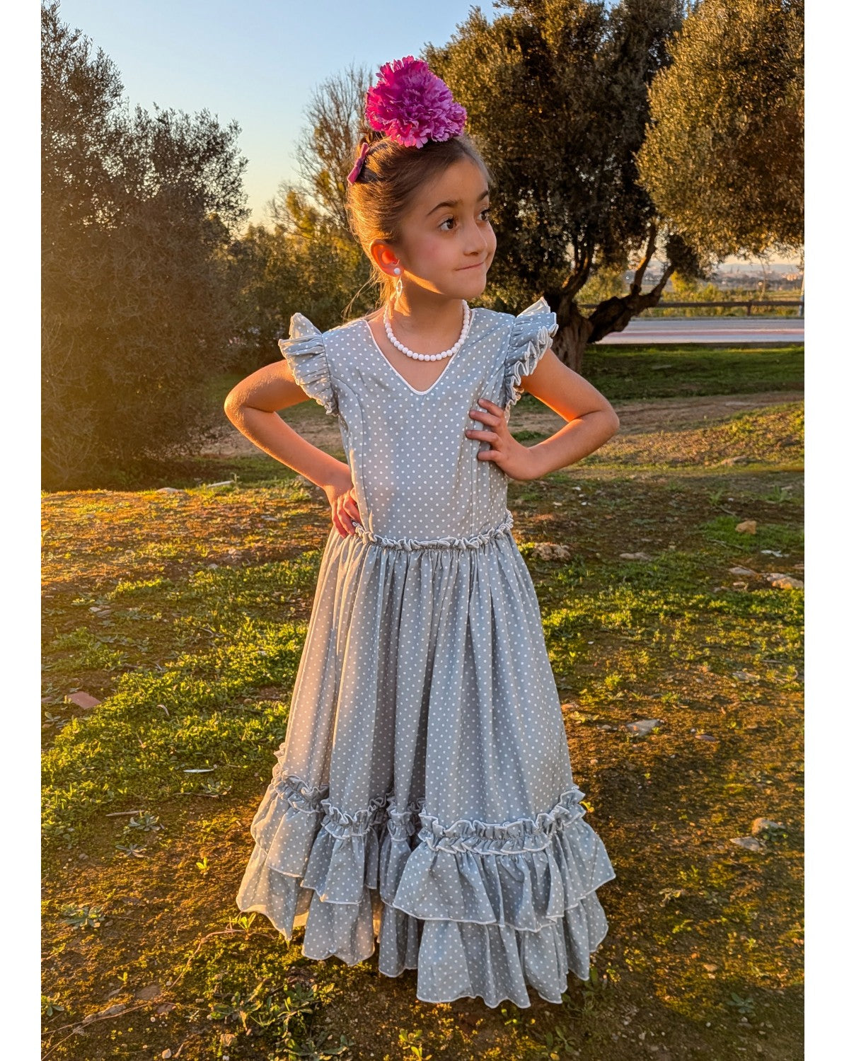 Vestido flamenca largo niña verde empolvado lunar blanco con mantoncillo rosa - MiBebesito